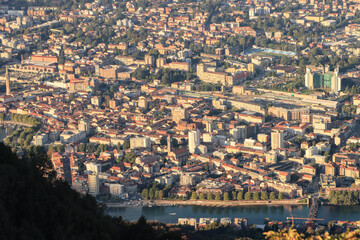Obraz premium Blick vom Monte Barro auf Lecco mit Adda