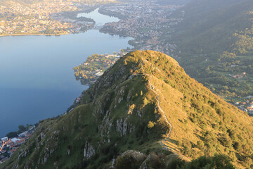 Gipfelglück in Lecco; Blick vom Monte Barro nach Südosten über den Lago di Garlate