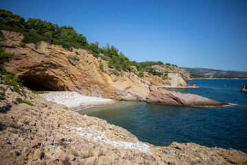 Fototapeta na wymiar Jaskinia nad brzegiem morza, Thassos, Grecja