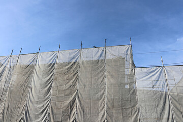 壁の防水工事シートと足場