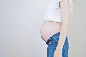 臨月の妊婦さんのお腹