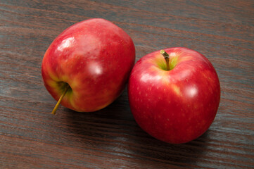 オーストラリア原産の赤林檎、カットしたピンクレディー