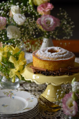 Bolo de especiarias em cenário festivo