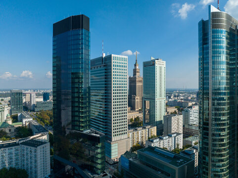 wieżowce, drapacze chmur, budynki biznesowe w centrum miasta, warszawa