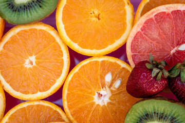 Frutas frescas y deliciosas: naranja, frutilla, kiwis y pomelos. Fondo para recursos gráficos