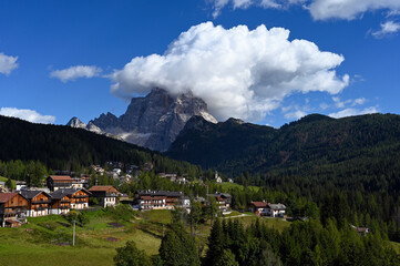 Fototapeta na wymiar Paysage de montagne dans le massif des Dolomites en Italie et autour du village de Selva di Cadore