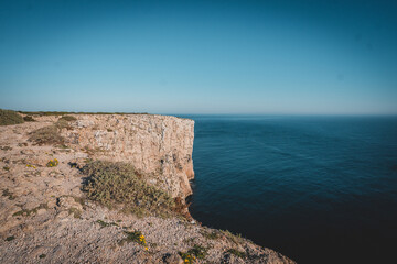 Fototapeta na wymiar Küstenlandschaft mit Felsen und Meer 