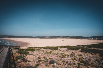 Küstenlandschaft mit Felsen und Meer	