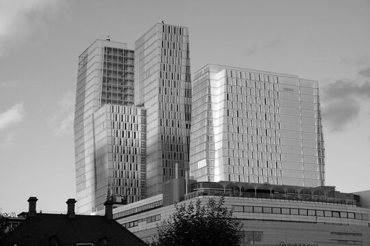 Galeria Kaufhof, Nextower und JW Marriott Hotel an der Hauptwache und Zeil im Licht der Abendsonne am 08.10.2022 in Frankfurt am Main in Hessen in neorealistischem Schwarzwei&szlig;