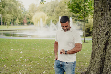 Hombre solitario psando el tiempo en un parque