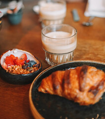 Desayuno continental en un pequeño hotel europeo