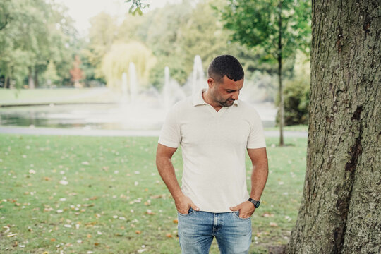 Hombre solitario psando el tiempo en un parque