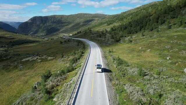 Voyage en Volkswagen California en Norv&egrave;ge. Vue du ciel. Film&eacute; par un drone. 
