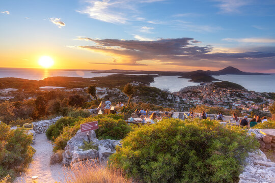 Sonnenuntergang am Aussichtspunkt Providenca mit Blick auf Mali Losinj und die Insel Cres in Kroatien