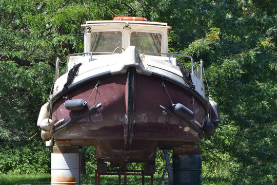 bateau de transport fluvial en cale sèche, péniche à quai, péniche en restauration
