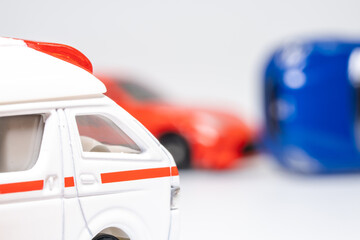 交通事故の現場に到着するミニカーの救急車