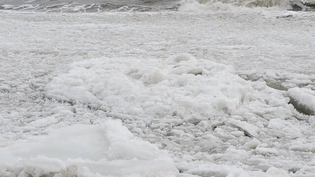 Ice and wave. The frozen coast