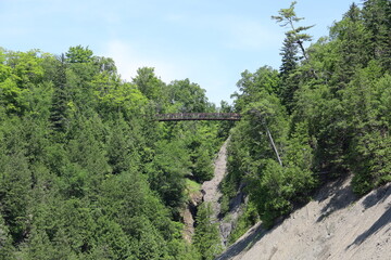 Fototapeta premium Pont piéton entre deux collines, Parc de la Chute-Montmorency