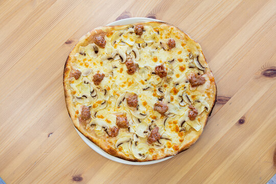 pizza, boscaiola, salsiccia, funghi, porcini, mozzarella, formaggio, bianca, fresco, croccante, pizza, romana, roma, italia, mafia, bassa, croccante, alimento, bianca, rossa, tavolo, legno, grezzo, 