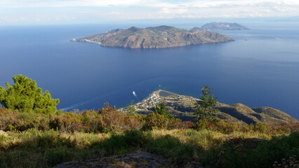 Liparische Inseln. Blick von der Insel Salina auf die Nachbarinseln Lipari und dahinter Vulcano.
