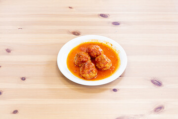 Polpette, sugo, manzo, pane raffermo, uova, origano, noce moscata, tavola calda, bar, ristorante, casa, fatto in casa, nonna, mamma, ristorazione, genuino, km 0, tavolo, legno, grezzo, cucina, ingredi