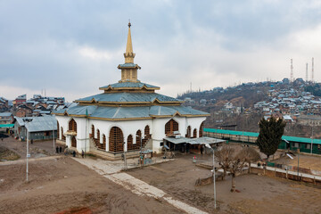 CHARARI SHARIEF , KASHMIR, INDIA: Charar-e-Sharief shrine dedicated to Kashmiri muslim Sufi saint Nund Rishi, also known as Sheikh Noor-ud-Din Noorani, near Srinagar