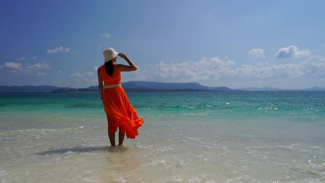 海辺で寛ぐ女性