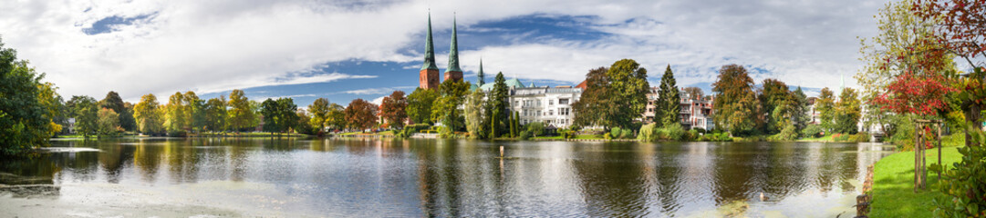 Panorama Mühlenteich und Dom Lübeck sonnig Frühherbst