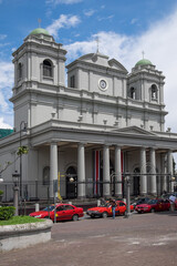 Parada de taxis y catedral de San José en Costa RIca
