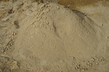 Weißgelber kleiner Sandhügel 