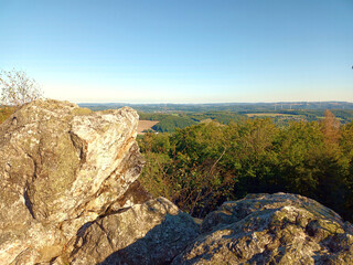 Blick vom Aussichtspunkt Beilfels bei Br&uuml;cken im Landkreis Birkenfeld, Rheinland-Pfalz, ins Naheland. 