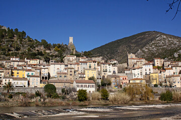 Roquebrun village Hérault Occitanie Orb rivière collines Haut Languedoc