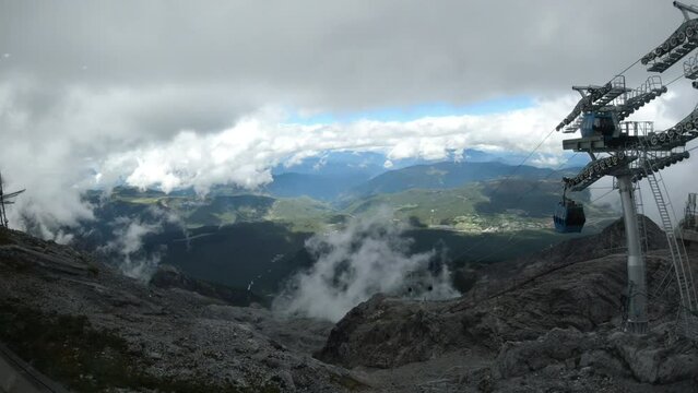 Damatic sea of clouds and telpher cable cars of Jade dragon snow moutain and Yulong glacier in Yunnan China by time-lapse photography玉龙雪山云海缆车延时摄影