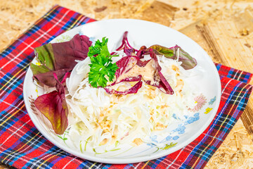 ドレッシングをかけた生野菜のサラダ