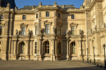 Fototapeta na wymiar Façades de la cour Napoléon à Paris. France