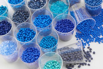 Farbnuancen von blauem Plastik Granulat