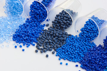 Blaues Kunststoffgranulat im Labor