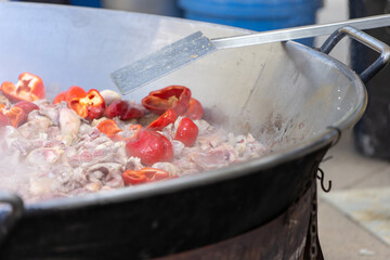 REMOVIENDO CARNE Y PIMINETO A LA PAELLA GIGANTE