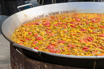 PAELLA GIGANTE DE POLLO, CONEJO, VERDURAS, PIMIENTOS ROJOS