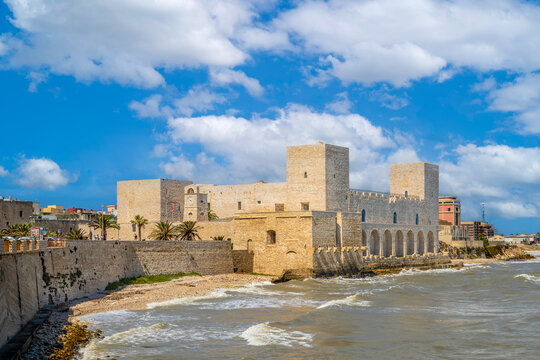 Castello Svevo di Trani aus der Zeit des Stauferkaisers Friedrich II um 1233 in Trani in  Apulien in S&uuml;ditalien