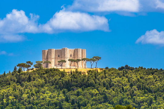 Castel del Monte bei Andria aus der Zeit des Stauferkaisers Friedrich II um 1240 in Apulien in Süditalien