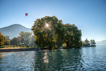 Couleurs d'automne, la plus belle des saisons sur le lac et le vieux Annecy, l'une des plus belles...