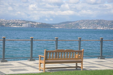 Fototapeta na wymiar bench by the sea