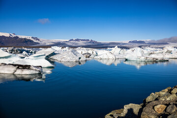 Fototapeta na wymiar icebergs