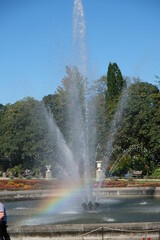 FU 2021-09-25 Flora 23 Im Park ist ein Brunnen mit Regenbogen