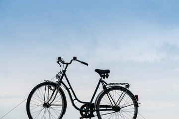 Fototapeta na wymiar bicycle on the roof of a car