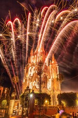 Fototapeta premium Fireworks in front of the Parish of San Miguel Arcangel church in San Miguel de Allende, Mexico