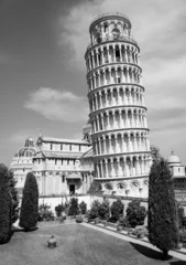 Crédence de cuisine en verre imprimé Tour de Pise Black and white photo showing the leaning tower of Pisa and other historical buildings at miracles square