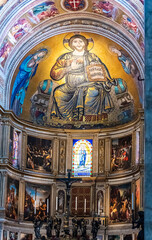 Fototapeta na wymiar Beautiful golden fresco decorating altar inside catholic basilica in Pisa
