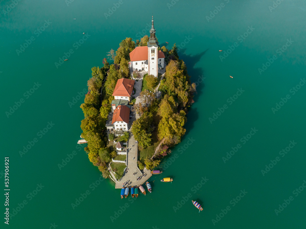 Wall mural famous alpine bled lake (blejsko jezero) in slovenia, amazing autumn landscape. scenic view of the l